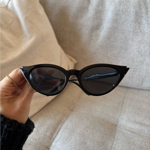 Accessories - Chic Black Cat-Eye Sunglasses